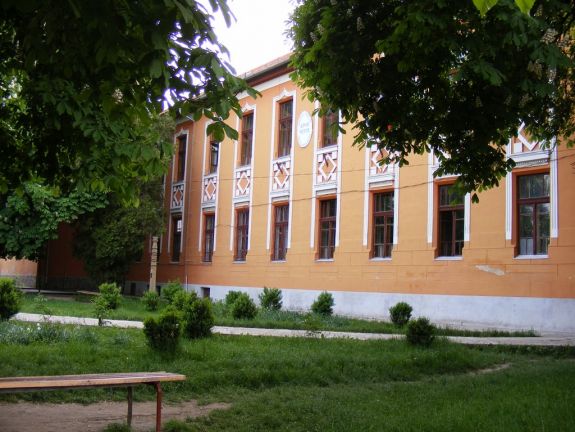 Nem engedte előre, ezért szorongatni kezdte a diák nyakát egy kézdivásárhelyi tanár