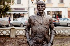 Szobrot állítottak Hollósy Simonnak szülővárosában, Máramarosszigeten