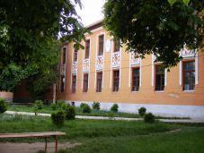 Nem engedte előre, ezért szorongatni kezdte a diák nyakát egy kézdivásárhelyi tanár