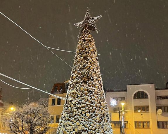 Marosvásárhelyi fahasáb-karácsonyfa: továbbra is lehet adományozni