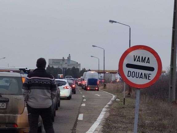 FRISSÍTVE – Végeláthatatlan sorok és káosz alakult ki hétvégén az ország nyugati határátkelőinél