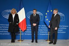 Macron feleségével kapcsolatos híresztelések terjednek a francia médiában