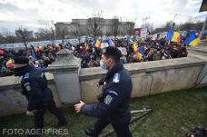 „Beépített” személyek juttatták be a parlament udvarára a tiltakozók egy részét