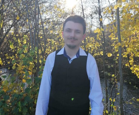 „Azzá vált, akinek gyermekkorában megálmodta magát” – agyvérzéssel született, mégis egyetemet végzett és dolgozik