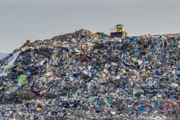 Karácsonyi szemetelés: világszerte 250 ezer tonnányi csomagolóanyag végzi a kukákban