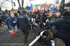Két személyt őrizetbe vettek , 117-et pedig megbírságoltak a parlament előtti tüntetésen