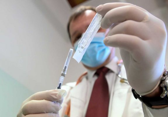 A lengyel egészségügyi dolgozóknak március 1-ig be kell oltatniuk magukat