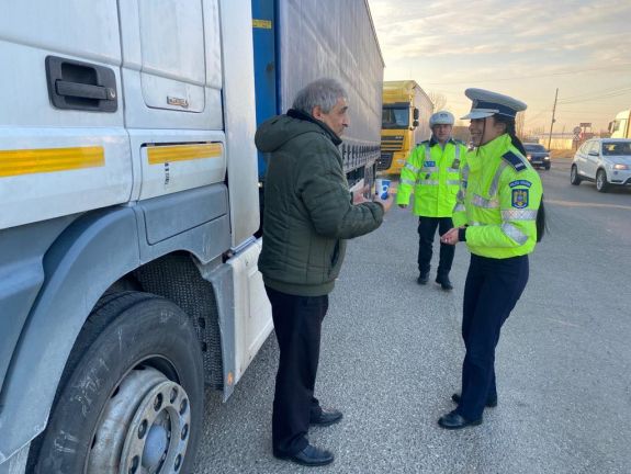 Kávét és teát osztanak a rendőrök, hogy mindenki épségben hazaérjen az ünnepekre