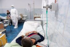 Romániát három héten belül érheti el a járvány ötödik hulláma