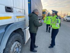 Kávét és teát osztanak a rendőrök, hogy mindenki épségben hazaérjen az ünnepekre