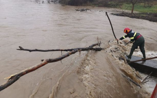 Árvízveszélyt hárítottak el a tűzoltók a Fehér-Körösön