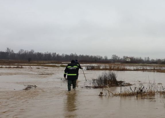 A víz foglya lett egy Bihar megyei férfi, a tűzoltók mentették ki