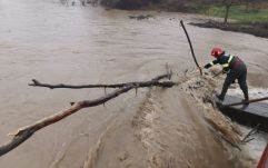 Árvízveszélyt hárítottak el a tűzoltók a Fehér-Körösön