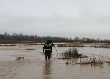 A víz foglya lett egy Bihar megyei férfi, a tűzoltók mentették ki