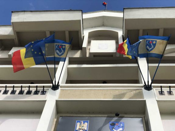 A háromszéki megyezászló miatt is perel a románok civil fóruma