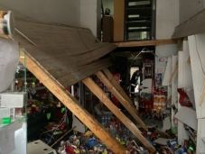 Leszakadó galéria végzett egy emberrel egy budapesti boltban