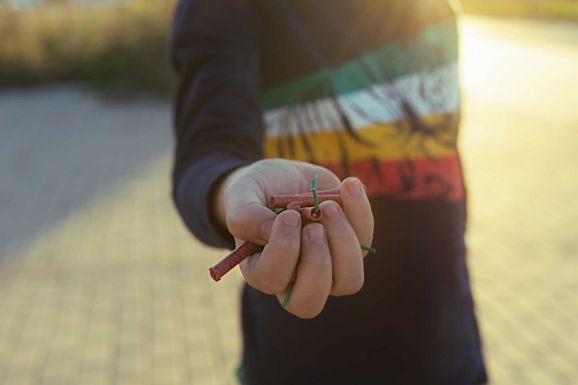 A petárdázás emberre és állatra nézve egyaránt veszélyes: komoly büntetést szabnak ki a szabályszegőkre