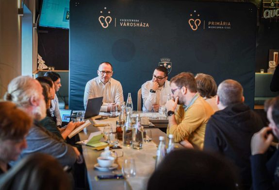 Elegancia és minimalizmus: új arculata lesz a csíkszeredai önkormányzatnak