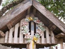 Különleges újévi hagyomány: utánajártunk a varsolci kutakon díszelgő koszorúk titkának