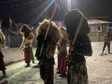 Kórházba került a csendőr, mert akadályozta a hagyományos szilveszteri verekedést Ruginoasán