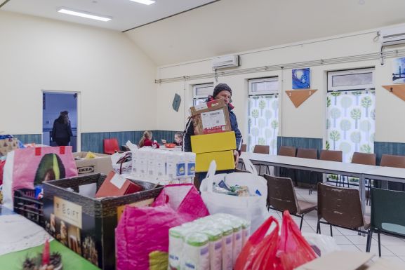 „Ebből a sok adományból Marika néni levest főz nekünk” – idén is feltöltöttük a Szivárvány Ház éléskamráját
