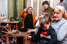 „Tanuljátok meg, mert ha a bábák meghalnak, mit tesztek?” – moldvai guzsalyasban jártunk