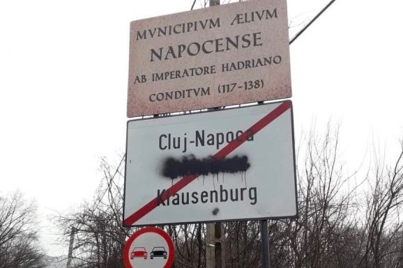 FRISSÍTVE - Szúrta valakinek a szemét Kolozsváron a magyar helységnévtábla