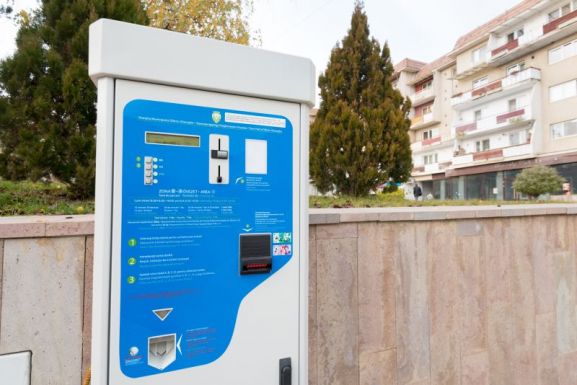 Kedveznek a parkoló autósoknak Sepsiszentgyörgyön: fél-, egy vagy két órát is fizethetnek