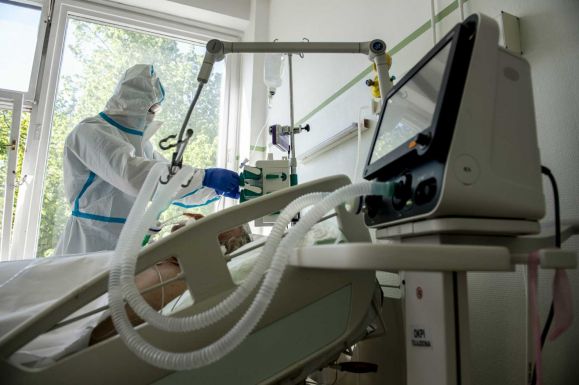 Kell-e, hányszor és mikor oltani a koronavíruson már átesett személyeket?