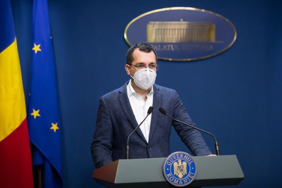Egy minisztériumi alkalmazott mulasztása miatt késett az oltóközpontokban dolgozók fizetése