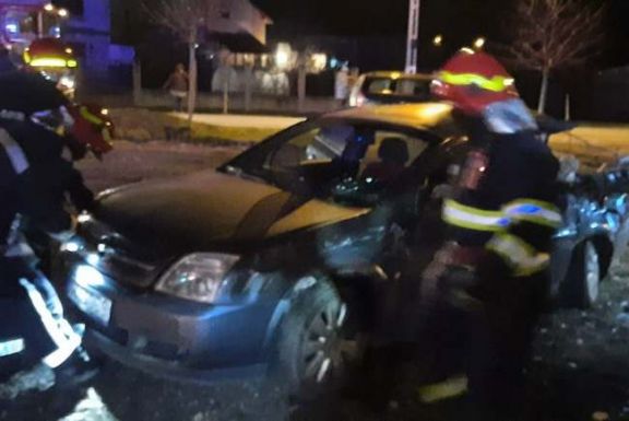 Nem állt meg a vasúti átjáró előtt – egy fiatal nő és egy gyermek sérült meg a balesetben