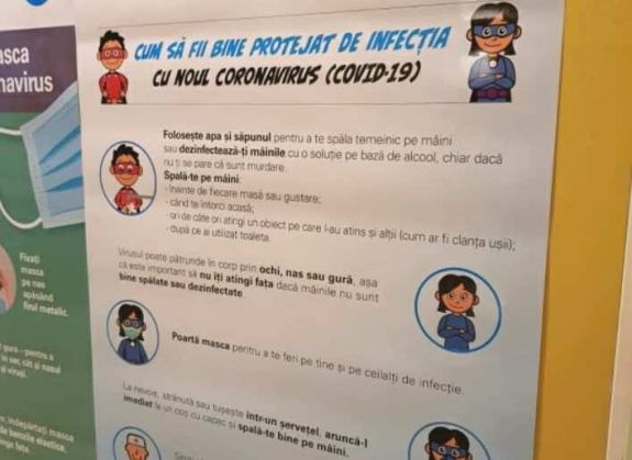 Kétnyelvű Covid-tájékoztató táblákat követelnek a magyar iskolákba