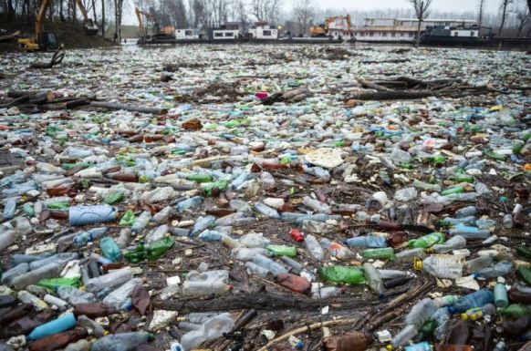 Nagy mennyiségű háztartási hulladékot vitt az áradó Tisza Magyarországra