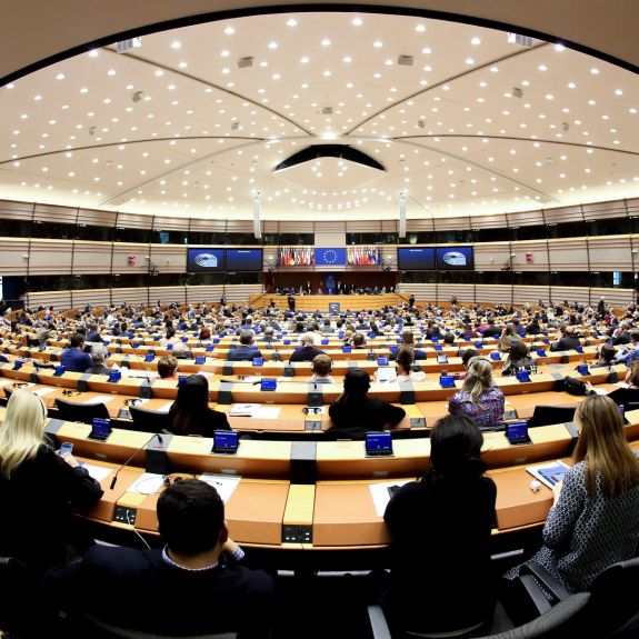 Az EP szerint a minimálbért a szegénységi küszöb fölé kell helyezni
