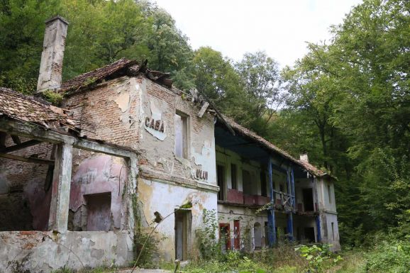 Megkezdődik a romhalmazzá vált révi menedékház újjáépítése