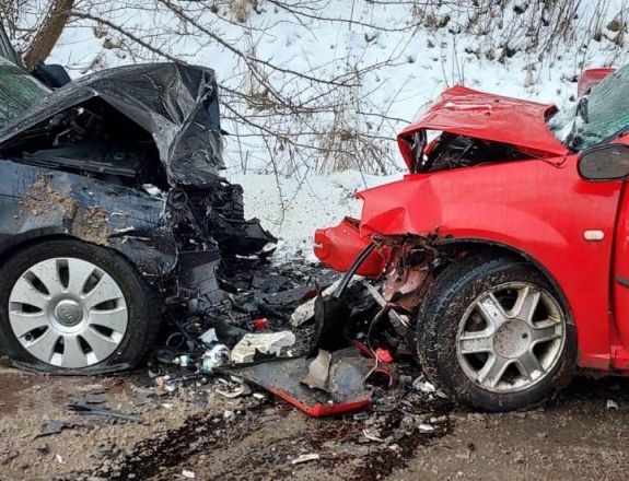 Szabálytalan előzés következtében frontálisan ütközött két autó Szentegyháza közelében