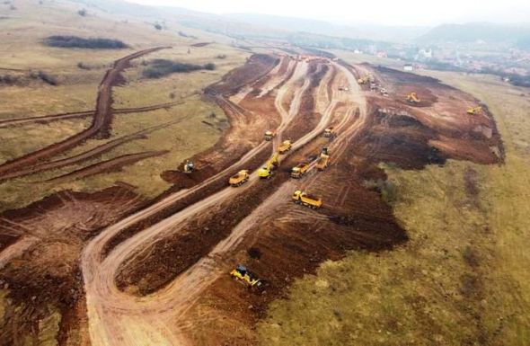 Vadul dolgoznak Kolozs megyében az észak-erdélyi autópálya egyik szakaszán