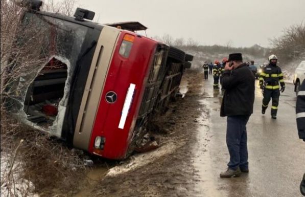 Távolsági busz borult fel 16 utassal a fedélzetén – vörös akcióterv lépett életbe