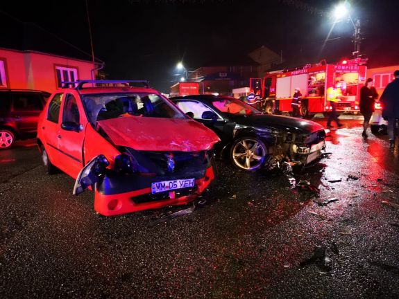 Láncbaleset történt Beszterce megyében, 800 liter üzemanyag ömlött az útra