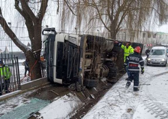Juhokat szállító teherautó szakította át egy iskola udvarának kerítését