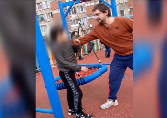 Gyilkossági kísérlettel vádolják a gyermeket földhöz vágó férfit