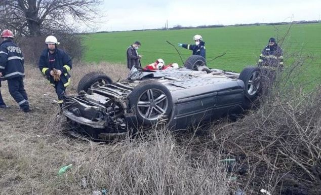 Rejtélyes körülmények között sodródott ki az útról egy autó Arad határában