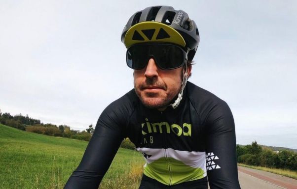 Forma-1: elgázolta egy autó a bicikliző Fernando Alonsót