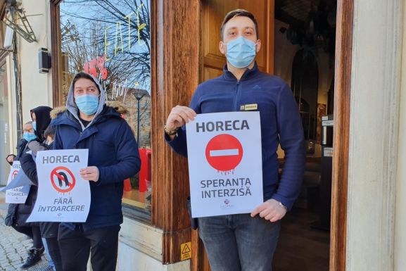 Tűrhetetlennek tartják a kiszámíthatatlanságot – tüntettek a kolozsvári vendéglátósok is (VIDEÓ)
