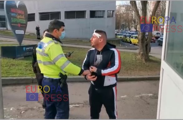 Felháborodott az ittas sofőr, mert bilincset kapott miután próbált elszökni