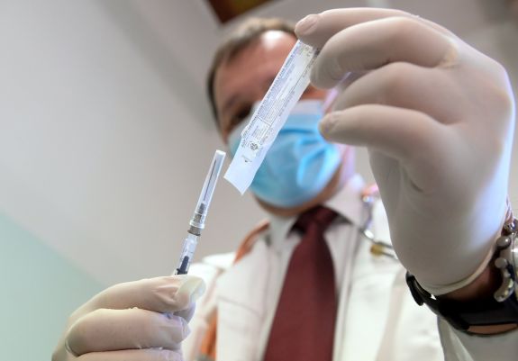 Rafila: naponta százezer személyt kellene beoltani szeptemberig, hogy visszakapjuk a régi életünket
