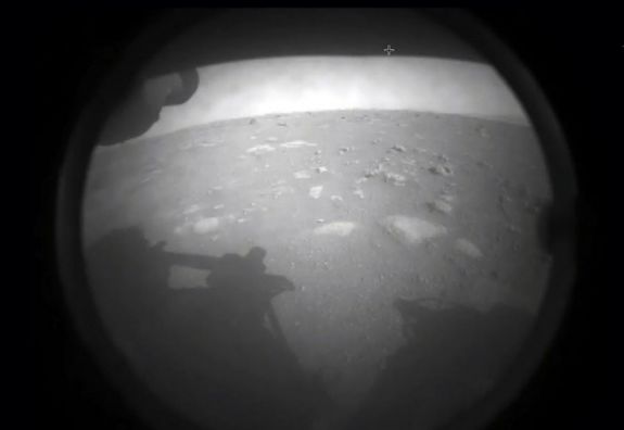 Történelmi pillanat: sikeresen leszállt a NASA marsjárója a vörös bolygón