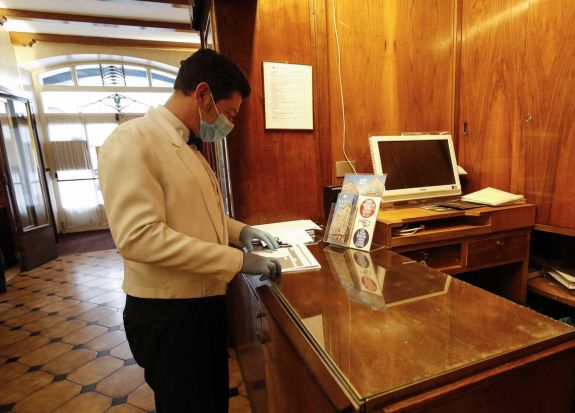 Felére csökkent a turisták száma tavaly az országban, a külföldiek szinte eltűntek
