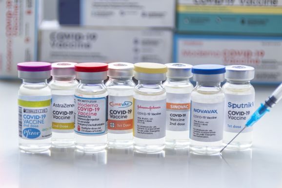 Tények és tévhitek: mikrobiológust kérdeztünk a Pfizer és Moderna vakcinájának mellékhatásairól