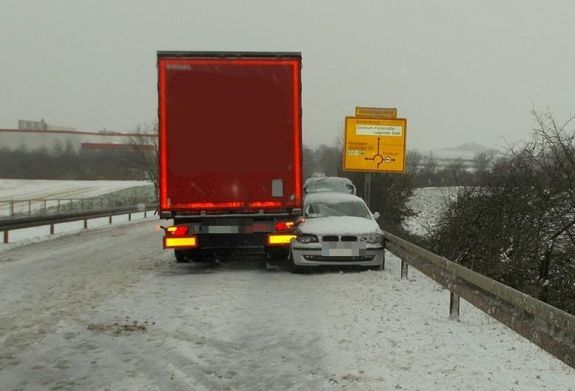 Hősként ünnepelnek egy román kamionost Németországban